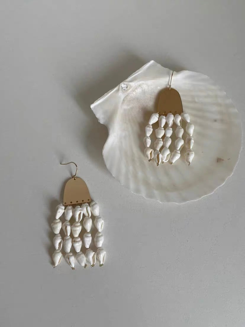 ShellCascade Earrings – Handcrafted Natural Sea Shell & Gold-Plated Copper Geometric Dangle Earrings